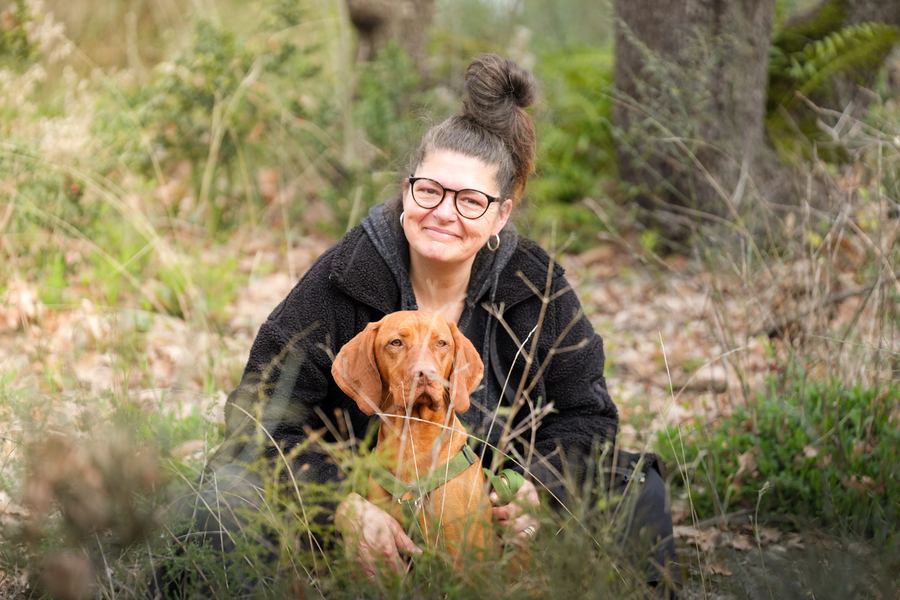 Cane nella neve in ricerca olfattiva